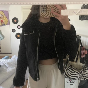 Höstjacka - Perfekt nu till hösten eller med en tjockare tröja under till vintern 🤝 Skick 8/10, jag är en 36/38 för referens. 🧚🏼🧚🏼‍♀️
