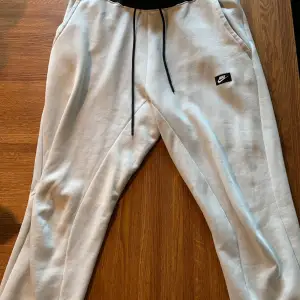 Nike tech fleece i äldre model i ljusbeige färg. Köpte de för runt tusenlappen men eftersom de satt lite för tight har de knappt kommit till användning. Köpte ett nytt par och glömde bort dessa vilket är anledningen till att jag säljer dem nu. Storlek M, skriv ett privat meddelande vid intresse eller funderingar. 