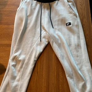 Nike tech fleece byxor  - Nike tech fleece i äldre model i ljusbeige färg. Köpte de för runt tusenlappen men eftersom de satt lite för tight har de knappt kommit till användning. Köpte ett nytt par och glömde bort dessa vilket är anledningen till att jag säljer dem nu. Storlek M, skriv ett privat meddelande vid intresse eller funderingar. 