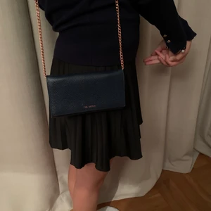 Ted Baker väska  - Säljer min as snygga väska från Ted baker, säljer pga har för många väskor. Använd fåtal gånger, köpt för runt 1000kr💖