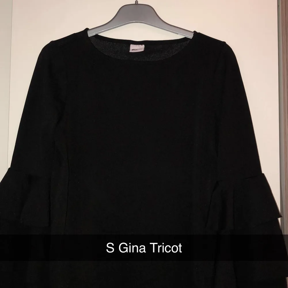Säljer denna fina tröja med voulang armar ifrån Gina Tricot. . Tröjor & Koftor.