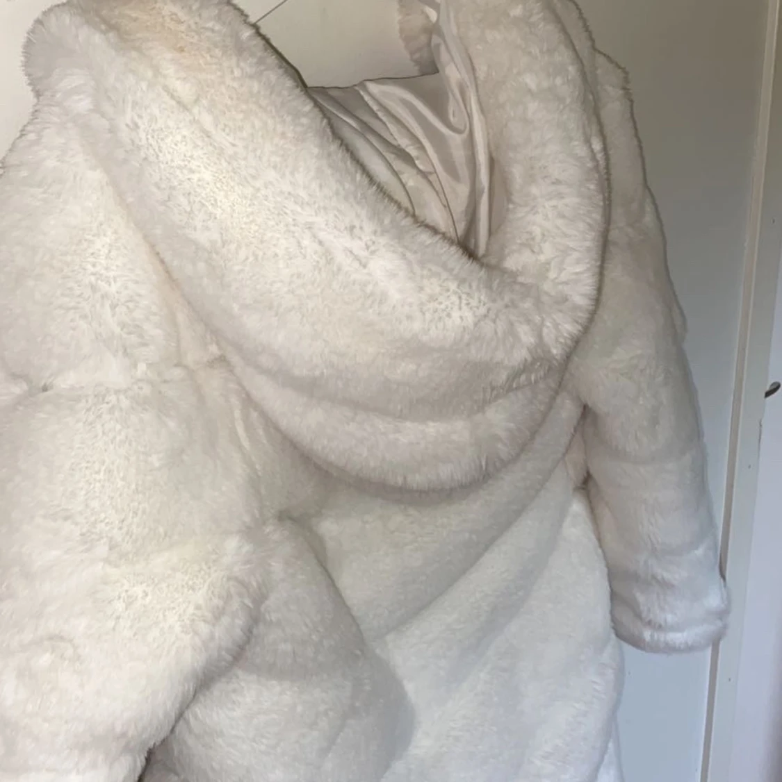 Jacka i vit fake päls  - 91