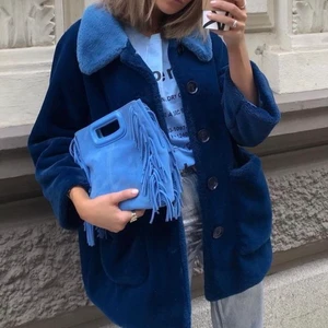 Maje väska blå mocka  - Tänkte kika om de fanns intresse på min mycket sparsamt använda maje väska i blå mocka. Inte mina bilder. Skriv gärna vid frågor☺️ kvitto och dustbag finns. Originalpris: 2300kr.  Köp direkt för 900kr!💕 SE SISTA BILDEN- enda defekten på väskan är en ljus slitning av mockan. 