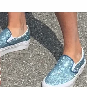 Blåa glittriga vans - Lånade bilder💗 hör av er vid frågor. Öppen för prisförslag 