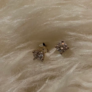 Thomas Sabo örhängen - Fyrkantiga örhängen från Thomas Sabo, sterling silver och zirkonia stenar. Använda men i ok skick, behöver putsas. 