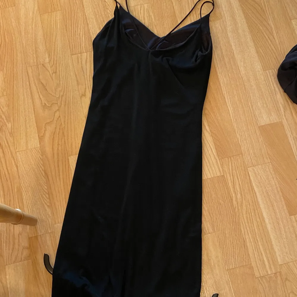 Svart klänning jag har fått av någon, används ej längre <3  köpare står för frakt. Klänningar.