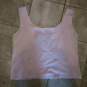 Lila topp  - Lila crop top köpt second hand. Står ingen storlek men jag har skrivit vad jag uppskattar den som. Skriv för frågor eller fler bilder! 