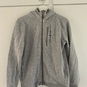 Sail racing zip up hoodie grå - En snygg använd sail racing zip up hoodie i väldigt bra skick. Säljer den pågrund av att den är för liten. Nypris 899kr säljer den för 250kr + frakt som köparen står för.