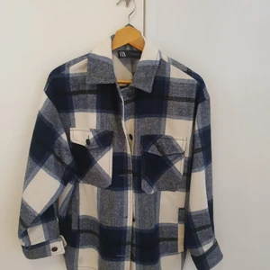 Zara jacka - Zara jacka från i våras. Slutsåld.  Knappt använd. Nypris 599 kr.