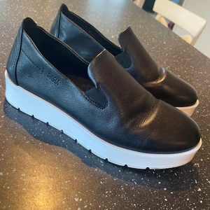 DASIA - Nästan helt nya skor från Dasia i äkta skinn. Tyvärr var de alldeles för små för mig. Nypris 900kr, bud från 300kr. 