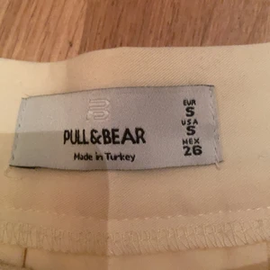 gul söt kjol <3 - Gul fin kjol från pull&bear. använt ca 1-2 gånger. kjolen har en zip up och knapp. <3