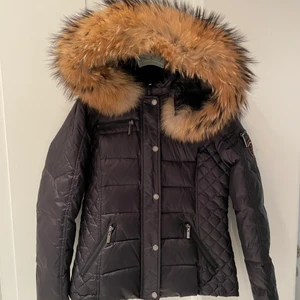 Vinterjacka med päls, strl 40 (M) - Fin figursydd dunjacka med päls på luvan. Endast använd få gånger och är i väldigt bra skick. Säljs pågrund av att den är för liten. Pälsen är avtagbar.