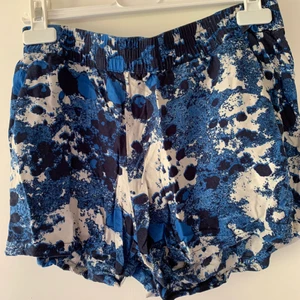 Shorts - Superfina shorts i bra skick! Storlek 34 men passar även mig som har 36. Har två fickor. Sparsamt använda.