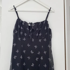 Svart Klänning - Svart klänning med små fjärilar på från HM! Aldrig använd endast testad. Strl 44 men passen en M.