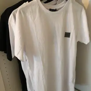 Hugo boss T-shirt storlek S/M/L svart och vit 