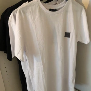 Hugo boss  - Hugo boss T-shirt storlek S/M/L svart och vit 