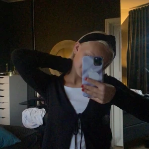 En snygg kofta - En as snygg kofta som jag säljer pågrund av att jag har en liknade. Den är i bra skick🤍💕