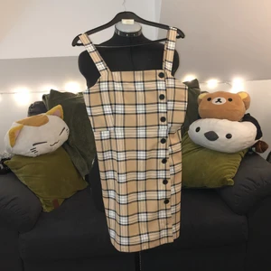 Rutig klänning - Säljer denna fina rutiga klänning som från början kommer från h&m, säljer för att den har blivit för liten. Använd 2-3 gånger bra kvalitet fortfarande!