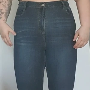 Sköna oanvända jeans - Sköna helt oanvända blå jeans! Dem har inte kommit till användning då dem var för stora på mig i midjan. Passar nog någon med storlek 48-50? 🥰 