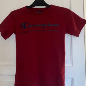 Champion t shirt - Står att den är i L på lappen men jag skulle säja S