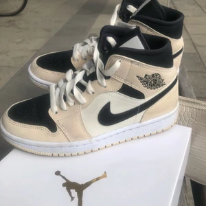 Air Jordan 1 Mid - Intressekoll på mina nya beigea Jordan Mid (Bareley Orange) pågrund av att den är för små.