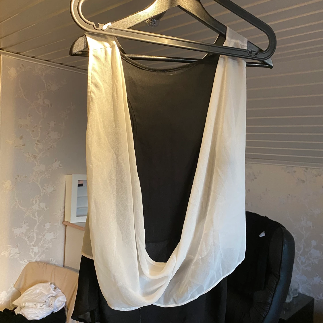 En vit/svart bluslinne 