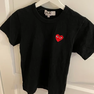 Svart cdg T-shirt - Säljer nu denna snygga cdg t-shirt. Köpt för 900kr och säljer nu för 400kr, mycket fint skick o använd fåtal gånger. Frakt ingår💗