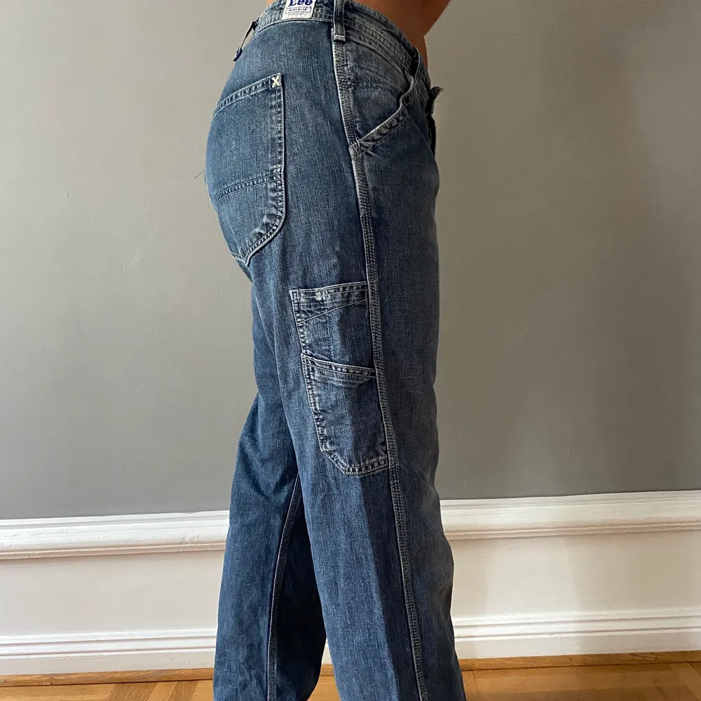 Superfina lee jeans säljer pga lite för korta för mig (är 173) . Jeans & Byxor.