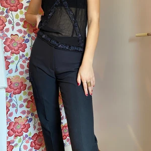 Svarta kostymbyxor  - Superfina raka kostymbyxor! De har fickor på sidorna vilket ger lite cargo känsla men annars ganska uppklädda! Varit mina favoritbyxor länge men nu är de lite för små💕