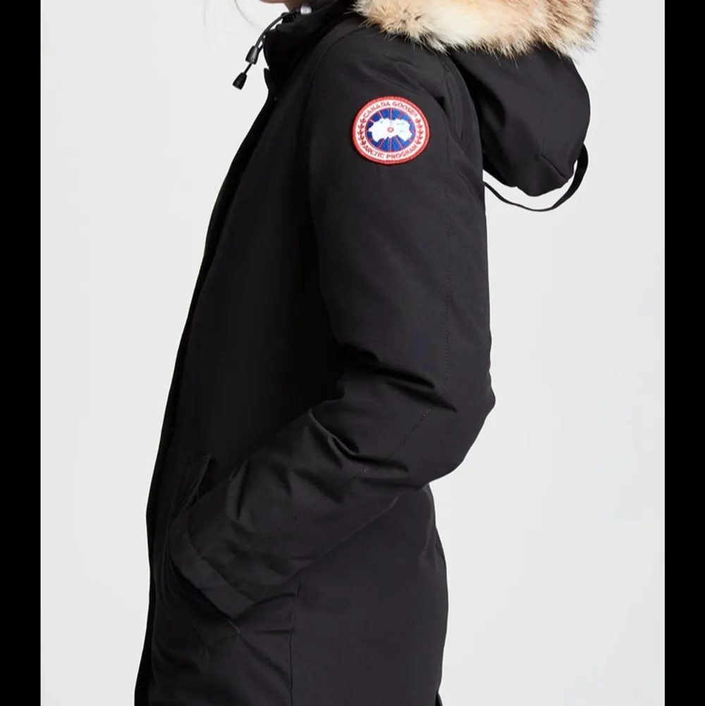 Säljer min Canada Goose Victoria parka då den är för liten nu. Storlek xxs. Den är absolut inte sliten o ser så fräsch ut. Köpt på Johnells så kvitto finns 🥰 skriv privat för med info. KAN OCKSÅ BYTAS MOT EN I S❤️. Jackor.