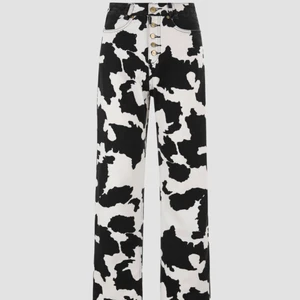 Cider jeans ko mönster - Säljer nu mina populära jeans från cider med komönster, i superfint skick! Säljer då de tyvärr inte är min stil längre, i princip oanvända! 🥰 jätteskönt material!! Egna bilder kan såklart skickas, skriv privat så löser vi det❤️ köparen står för posten, eller så möts vi i Gbg/Majorna💫  storlekar M. Köpta för 320+frakt och slutsålda på deras hemsida atm❤️