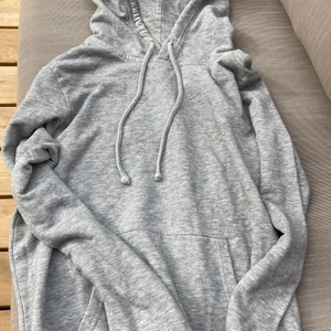 Grå hoodie 😽 - Supersnygg 💕                                                         kommer inte till användning 💐                                         Frakt tillkommer ✨