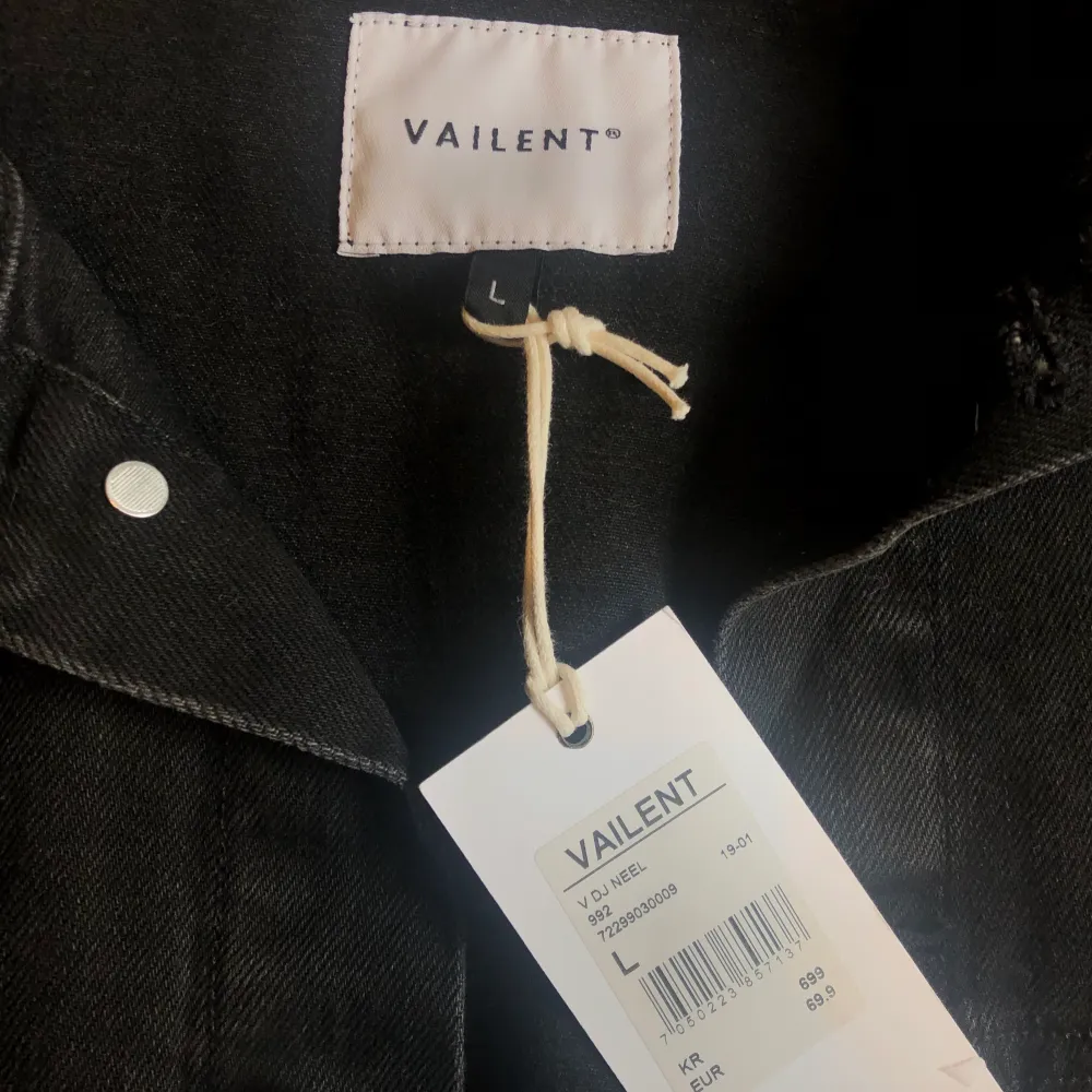 Svart jeansjacka av märket Vailent. Endast provad, bra passform, storlek L. Jackor.