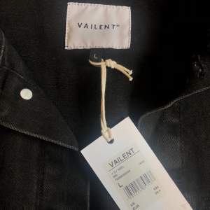 Svart jeansjacka av märket Vailent. Endast provad, bra passform, storlek L