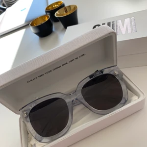 Solglasögon - Solglasögon från Chimi. Genomskinliga bågar och svart glas, skitsnygga 🕶🌻 Nästan oanvända och fortfarande i nyskick, inga repor!                                      Många budande just nu, men buda inte om du inte är helt säker på att kunna köpa för det priset är du snäll💛 Bud ligger nu på 650, hör av dig  för direkt köp för minst 700kr🌻