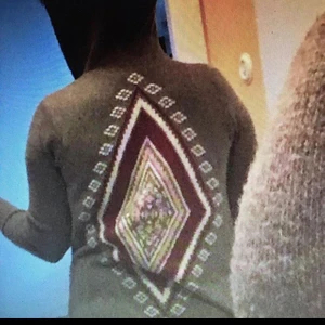 Grå Hollister kofta storlek S - Grå stickad kofta från Hollister, med huva, utan knappar. Mönster i vitt och vinrött, akryl. Lite noppig men annars i Gott  skick. Storlek S.