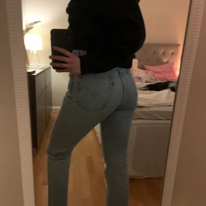 501 Levis jeans - Säljer mina supersnygga supertrendiga Levis jeans i 501. Dom är i en ljus tvätt med en medelhög midja. Raka i benen vilket är superfint🥰🥰 Knappt använda och ser ut som helt nya. Jag är vanligtvis en stl 36 eller en S i jeans och dessa är i stl 26 i midja, skulle säga att dom även passar en 27. Säljer för 550 kr och köparen står för frakten😊😊