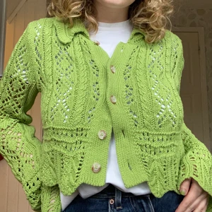 Kofta zara - Grön virkad kofta från Zara. Färgen syns bäst på första bilden :) Spårbarfrakt på 66kr tillkommer. Jag är hemma på måndag vecka 14 och kan först då posta koftan!