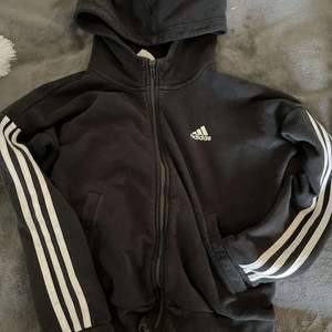 Adidas hoodie i använt skick!! 