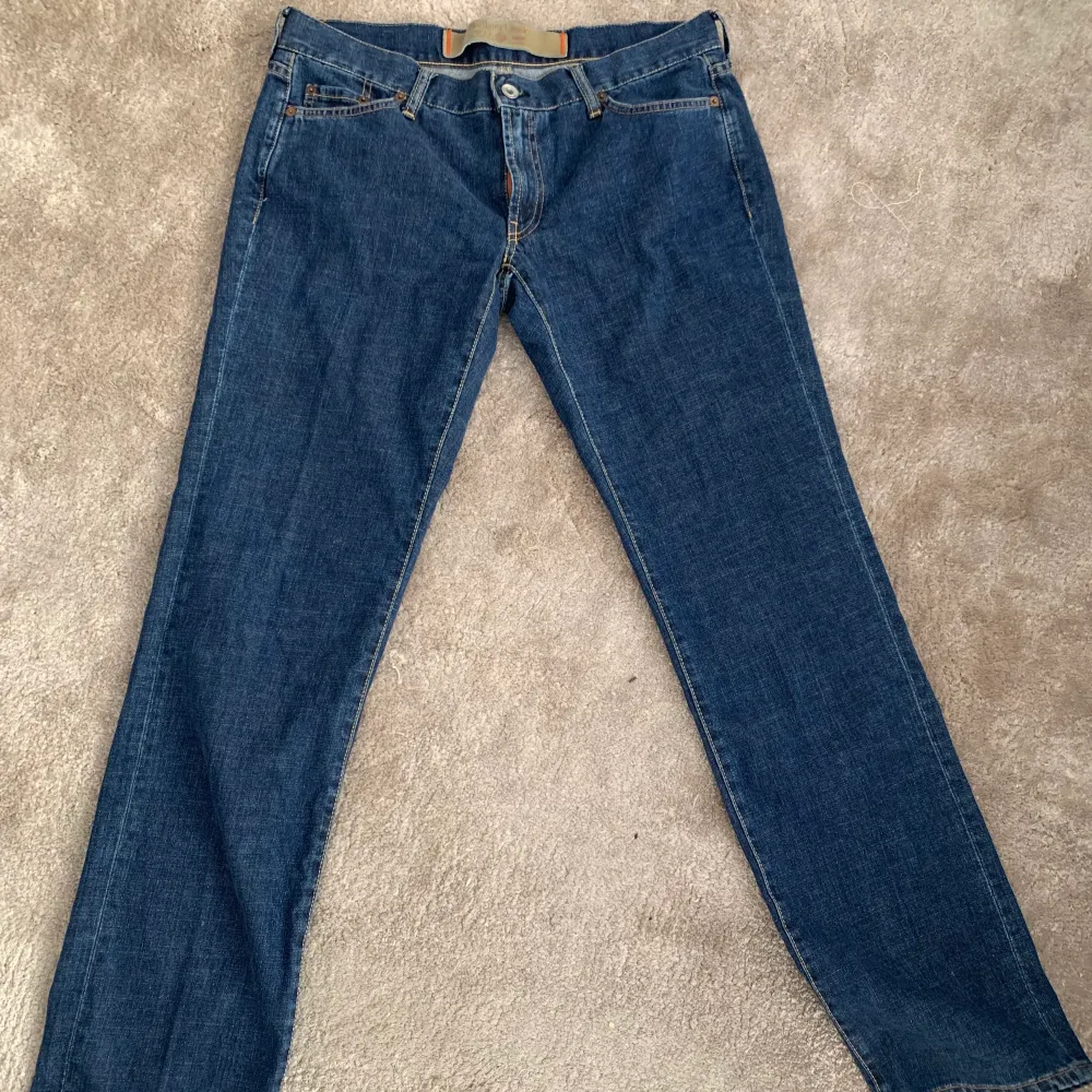 Ett par superfina jeans från Marlboro Classics. Superbra kvalitet. Storlek 32/32 och något lowwaisted. Skulle säga att dom är väldigt små i passform så skulle passa någon mellan 27-30 beroende på önskad passform.💞💞. Jeans & Byxor.