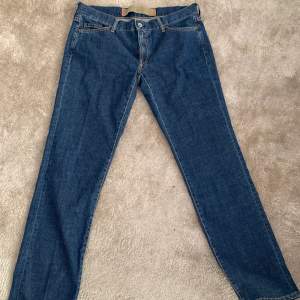 Ett par superfina jeans från Marlboro Classics. Superbra kvalitet. Storlek 32/32 och något lowwaisted. Skulle säga att dom är väldigt små i passform så skulle passa någon mellan 27-30 beroende på önskad passform.💞💞