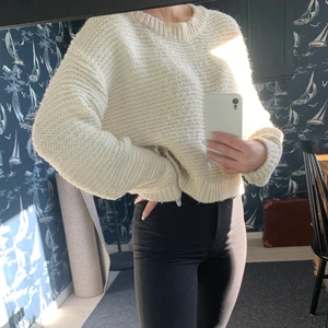 Stickad tröja - En stickad krämvit tröja, har varit en älsklings tröja, men nu kommer den inte till användning längre. Lite nopprig men inte mycket.