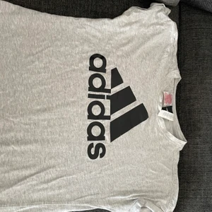 Adidas - Fin adidas T-shirt i bra skick. Använt fåtal gånger. Storlek: 164 