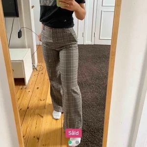 Byxor - Säljer dessa jättefina byxor från H&M i storlek 38 (passar mig som vanligtvis är storlek 36) Jag på bilden är cirka 1.68 lång 💕  Lite noppriga (dock inget jag tycker syns) därav priset. Frakt tillkommer 🙂☀️