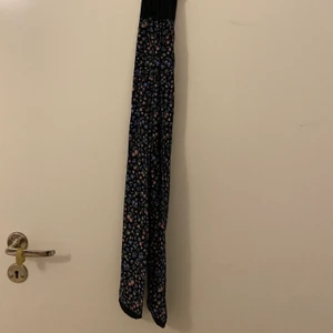 nylonstrumpor med blommigt mönster - Ett par super söta nylonstrumpor från monki som alldrig är använda! Köpare står för frakt!