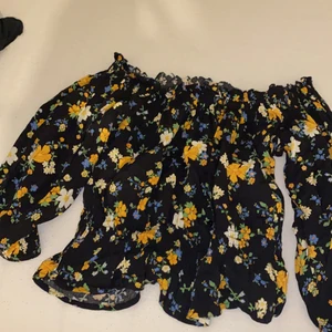 Bikbok  - Hej! Säljer min blommiga och somriga off-shoulder från BIKBOK. Tunn och skön är den och sitter perfekt på en. 