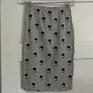 KJOL STL S - Jätte söt somrig kjol i storlek S. Kjolen är aldrig använd men saknar prislapp. Budgivning startar på 50kr i komentarsfältet köp direkt för 100kr. Köpare står för frakt! (Budgivningen avslutas 1 april)