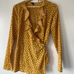 Prickig omlottblus - Söt prickig omlottblus från Vero Moda. Sparsamt använd! Frakt tillkommer.