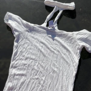 vit tight crop top - vit crop top med choker