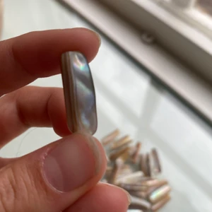 Pärlemor  - äkta pärlemor direkt från Desert Design och är aldrig använd till någonting, har en massa andra annonser där jag säljer t.ex. smycken av äkta pärlemor så om ni är intresserade gå gärna in och kolla! Det finns borrade hål i de så man kan också göra det till något smycke, Köp 1 för 10 kr eller alla 23 för 100 kr :) köparen står för frakt 